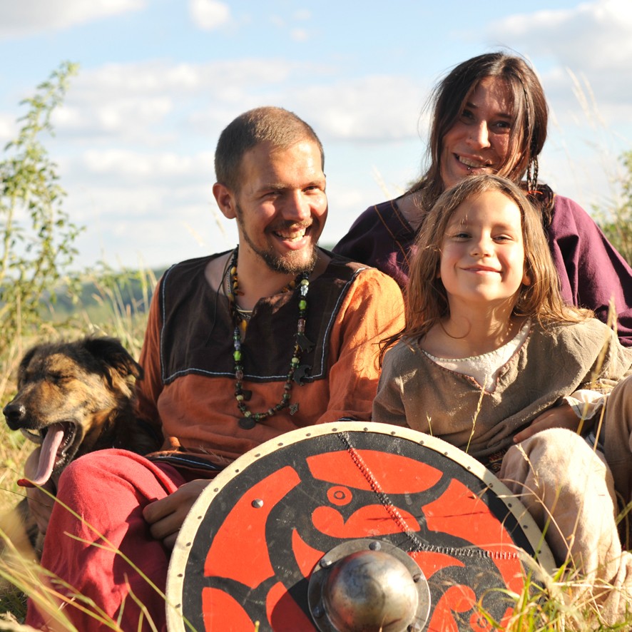 56, Morbihan - Asgeir et Liadan, leur fils Branwen et Fenrir le chien