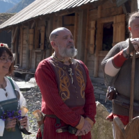 Le couple se présente devant le chef du village viking - Photo: NRK TV