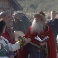 Les liens du mariage symbolisés par l'anneau et le galon - Photo: NRK TV