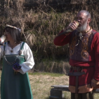 Le partage de la bière du mariage autour d'un feu lance le début des festivités - Photo: NRK TV