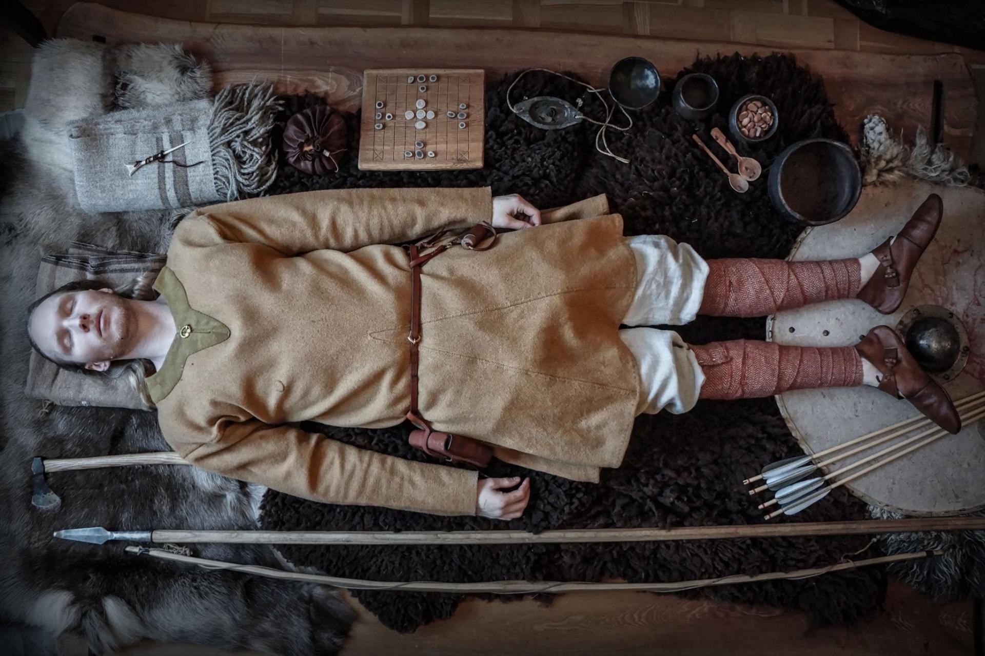 Reconstitution d'une tombe de l'Âge Viking par la troupe Andrimners Hemtagare - Photo: Andrimners Hemtagare