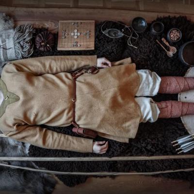 Reconstitution d'une tombe de l'Âge Viking par la troupe Andrimners Hemtagare - Photo: Andrimners Hemtagare