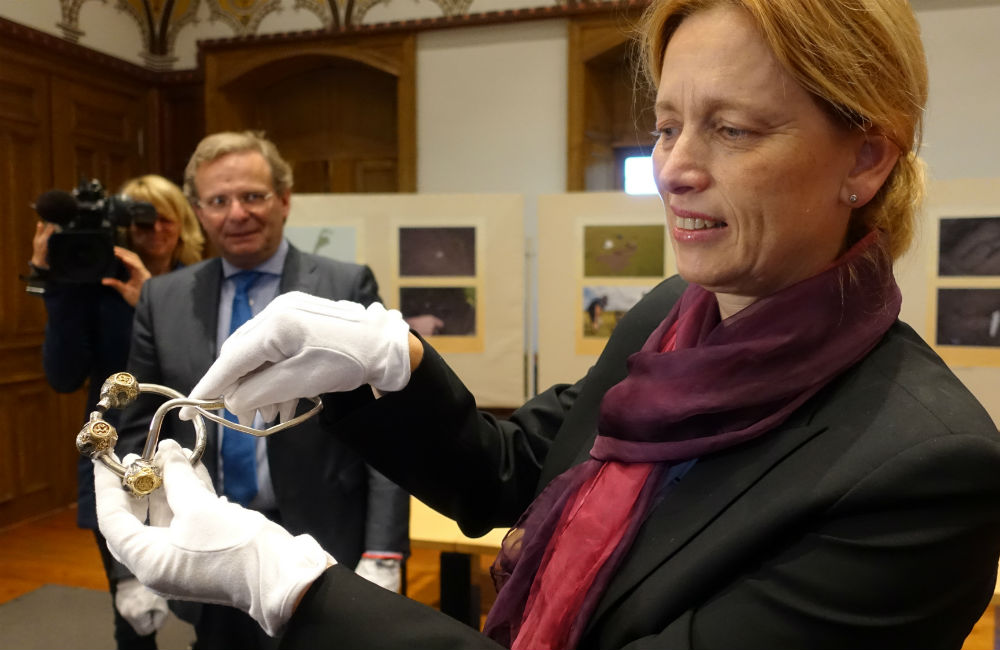 Allemagne - Le ministre de la Culture de Schleswig-Holstein, Karin Prien, présente la broche penannulaire découverte sur l'île de Sylt - Photo: DPA /The Local