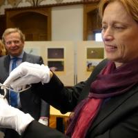 Le ministre de la Culture de Schleswig-Holstein, Karin Prien, présente la broche penannulaire découverte sur l'île de Sylt. Photo: DPA /The Local