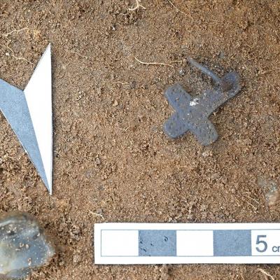 Allemagne - Le pendentif en forme de croix découvert parmi 200 artefacts près de Haithabu - Photo: Office archéologique du Schleswig-Holstein