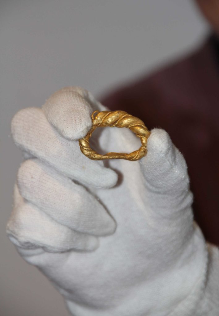 Angleterre - Découverte d'un énorme anneau viking en or - Photo: Saffron Walden Museum