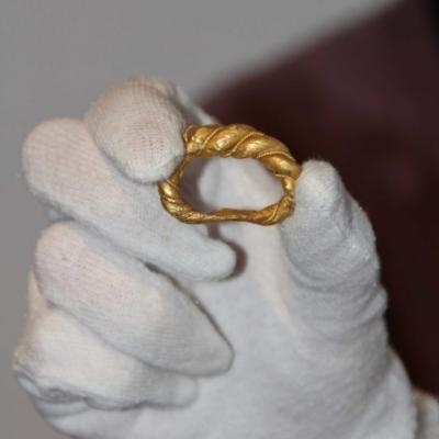 Angleterre - Découverte d'un énorme anneau viking en or - Photo: Saffron Walden Museum