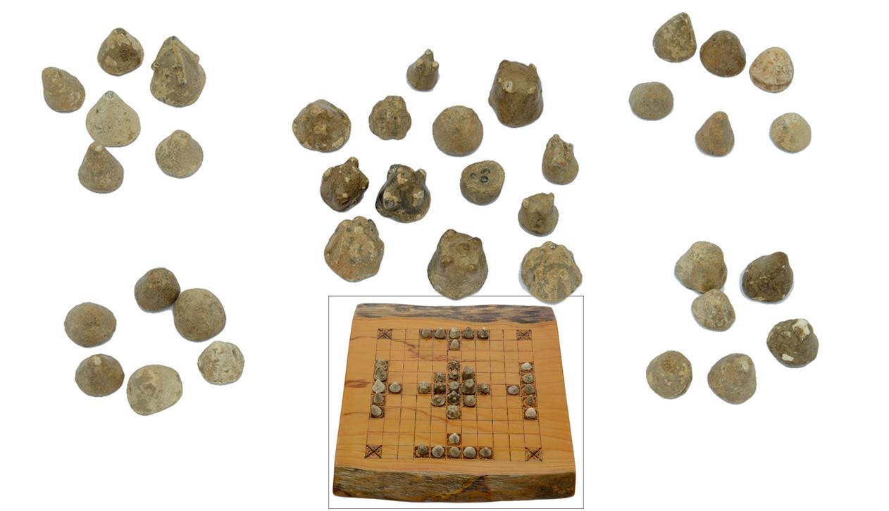 Angleterre - Les 37 pièces d'un jeu viking découvertes à Torksey et le tablier conçu pour la vente aux enchères par Dix Noonan Webb - Photo: DNW