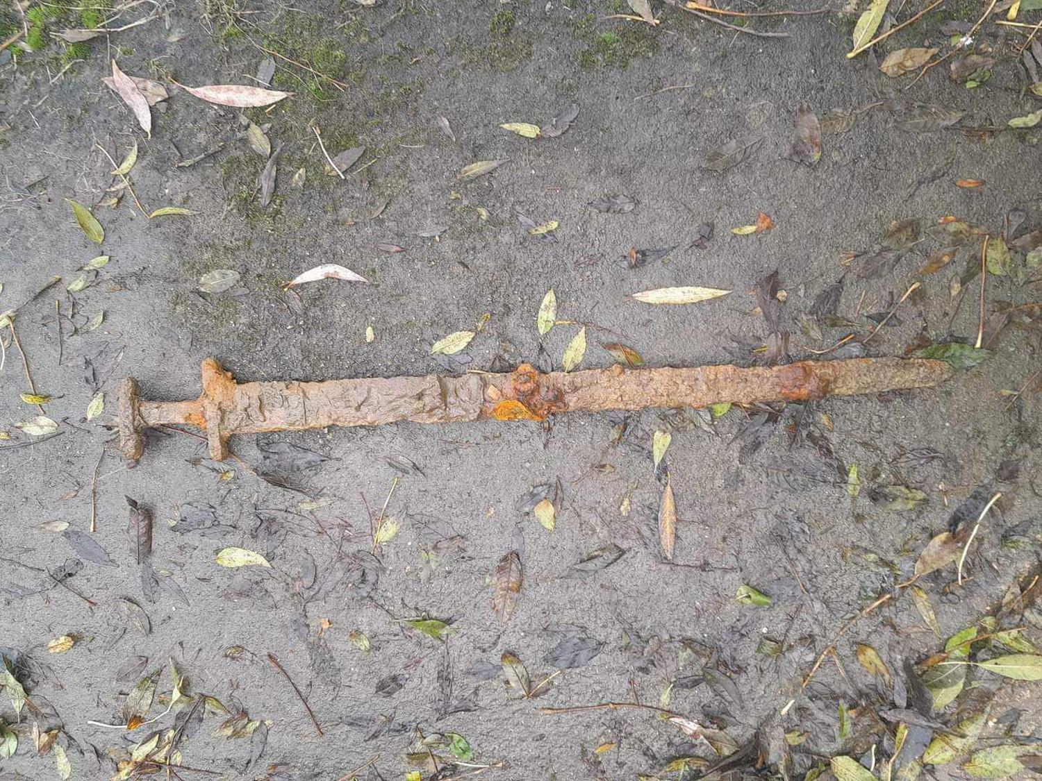 Angleterre - Une épée viking vieille de 1200 ans retirée de la rivière Cherwell lors d'une pêche à l'aimant - Photo: Trevor Penny