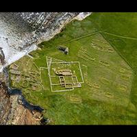 Archipel des Orcades - Vue aérienne des vestiges des colonies picte et viking de Brough of Birsay