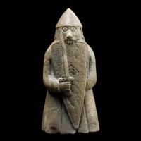 Figurine du jeu d'échec de Lewis, datant du XIIème siècle et représentant un berserkr