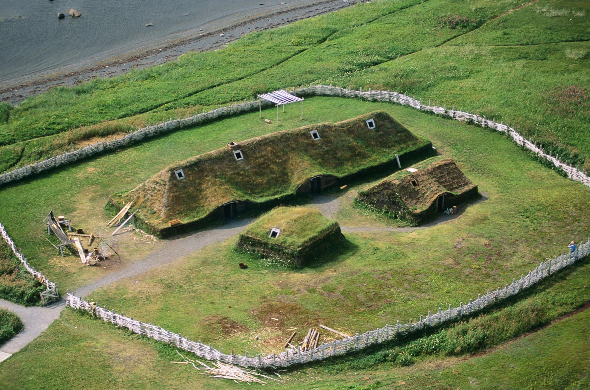 Canada - Reconstitution d'après les fouilles archéologiques du site viking de L'Anse aux Meadows où les Vikings ont séjourné en 1021 - Photo: Russ Heinl / Getty image