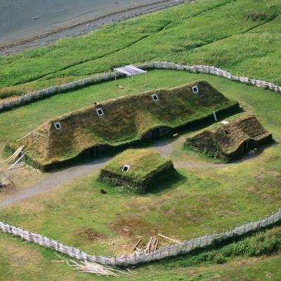 Canada - Reconstitution d'après les fouilles archéologiques du site viking de L'Anse aux Meadows où les Vikings ont séjourné en 1021 - Photo: Russ Heinl / Getty image