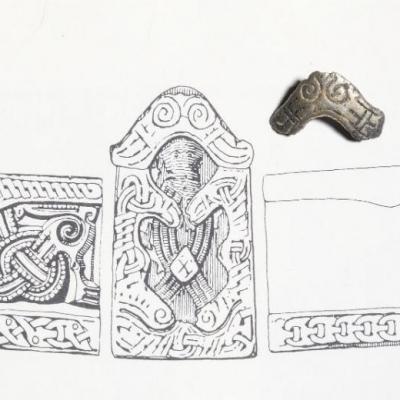 Représentation du bijou ayant appartenu à la völva de Fyrkat et le fragment découvert à Borgring - Dessin: Museum Sydøstdanmark