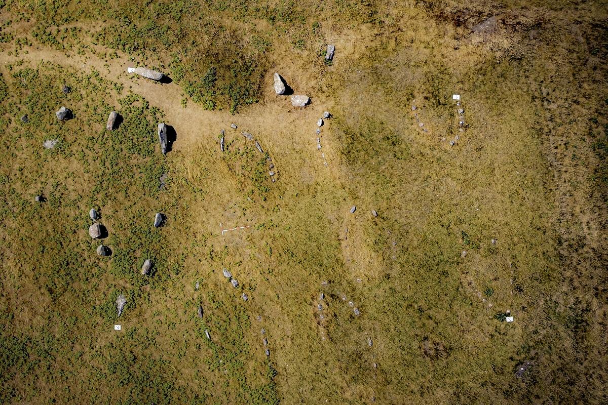 Danemark - Deux nouvelles tombes naviformes découvertes au cours d'une étude sur les Kalvestene de l'île de Hjarnø - Photo: Université Flinders