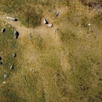 Danemark - Deux nouvelles tombes naviformes découvertes au cours d'une étude sur les Kalvestene de l'île de Hjarnø - Photo: Université Flinders