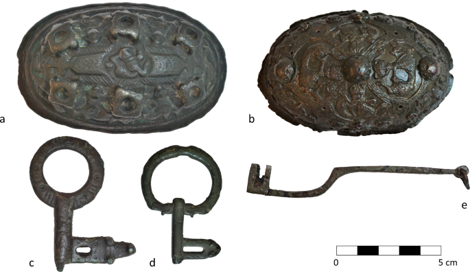 Danemark - La composition des broches et clefs vikings découvertes à Ribe permet de retracer l'évolution de l'artisanat métallurgique - Photo: link.springer.com