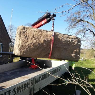 Danemark - La pierre runique découverte dans le sol d'une cuisine du village de Mosekær, lors de son extraction - Photo Lene Brandt