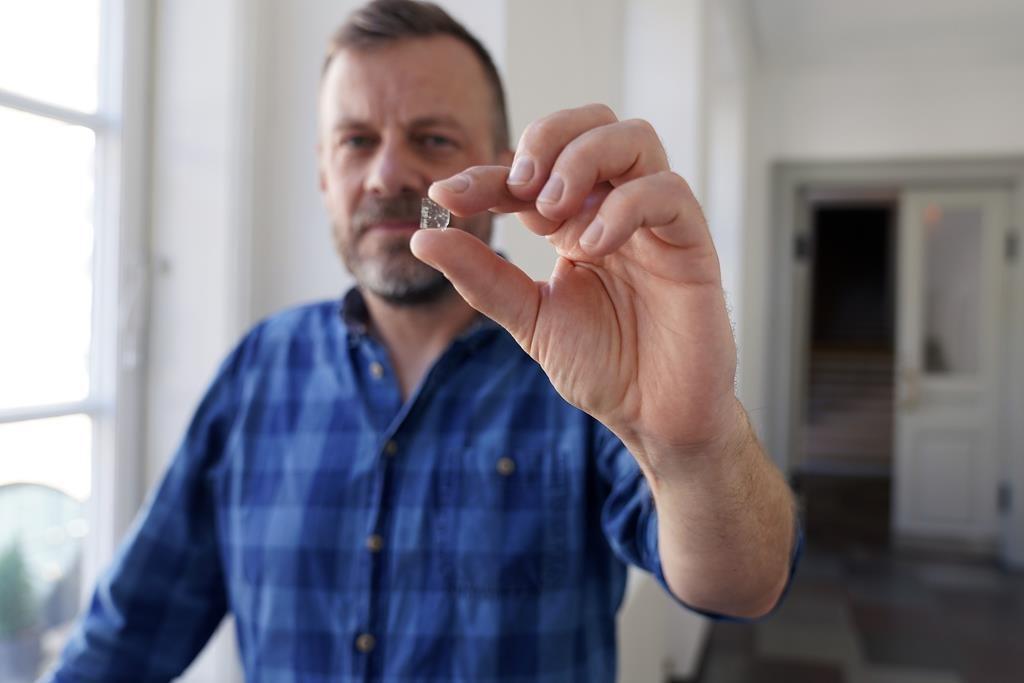 Danemark - Le chercheur Mads Dengso Jessen tient un fragment de verre d'une fenêtre de l'Âge Viking - Photo: John Fhær Engedal Nissen / Musée national du Danemark