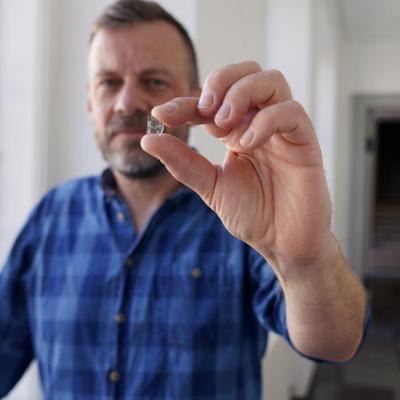 Danemark - Le chercheur Mads Dengso Jessen tient un fragment de verre d'une fenêtre de l'Âge Viking - Photo: John Fhær Engedal Nissen / Musée national du Danemark