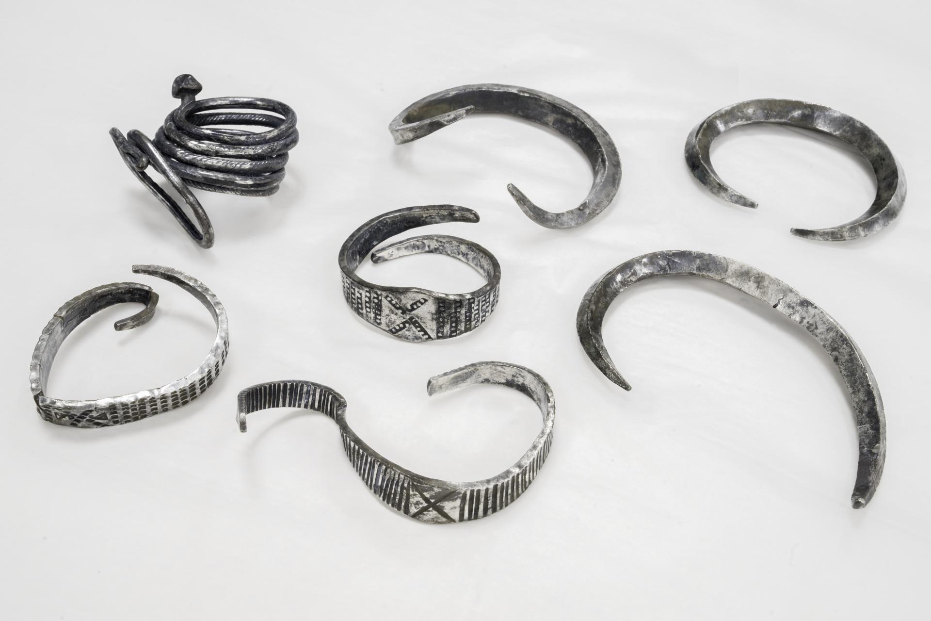 Danemark - Les sept bracelets en argent découverts dans un champ d'Elsted, près d'Aarhus - Photo: Moesgaard Museum