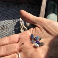 Danemark - Perles et fragments de verre coloré du IXème siècle découverts à Ribe - Photo: Susanne Terman Pedersen