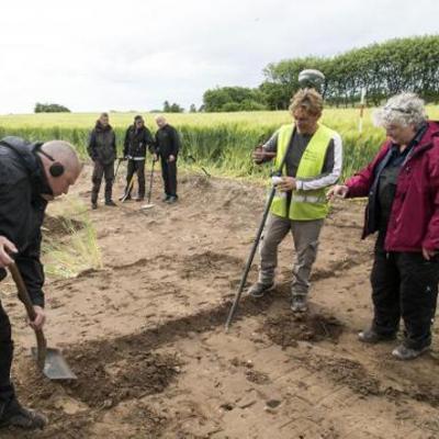 Danemark - Quelques uns des 200 objets découverts dans un champs de la péninsule de Salling - Photos: Steen Don