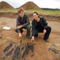 Søren Sindbæk et Nanna Holm à Borgring, une nouvelle forteresse circulaire au Danemark