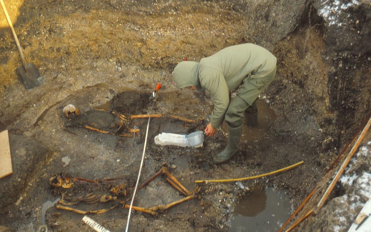 Danemark - Tom Christensen lors des fouilles de la tombe viking de Gerdrup en 1981 - Photo: Roskilde Museum