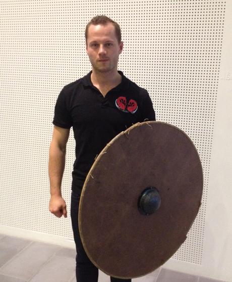 Danemark un archeologue etudie les techniques de combat des vikings