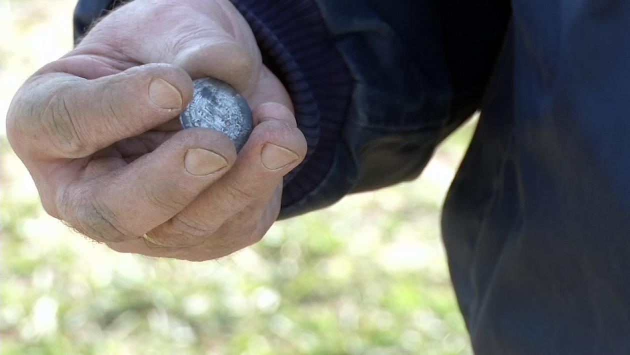 Danemark - L'une des nombreuses pièces de monnaie arabe issue du trésor découvert par un détectoriste sur l'île de Fionie - Photo: Ole Holbech / TV2 FYN