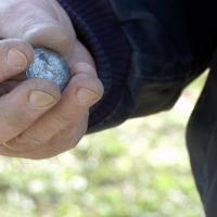 Danemark - L'une des nombreuses pièces de monnaie arabe issue du trésor découvert par un détectoriste sur l'île de Fionie - Photo: Ole Holbech / TV2 FYN