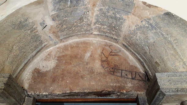 Danemark - Une pierre runique découverte sous le porche d'une église sur l'île de Bornholm - Photo: Sverige Radio