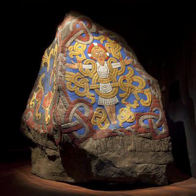 Danemark- Une réplique de la pierre de Jelling, qui était probablement peinte à l'origine, réalisée par le Nationalmuseet