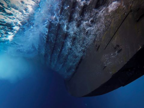 La quille du Draken Harald Hårfagre, le plus grand navire de guerre viking reconstitué, lors de sa traversée de l'océan Atlantique Nord en 2016