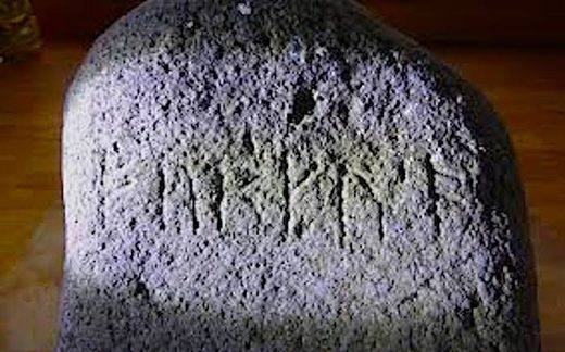 Ecosse - Dilemme sur l'authenticité de cette inscription runique