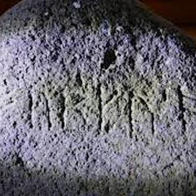 Ecosse - Dilemme sur l'authenticité de cette inscription runique
