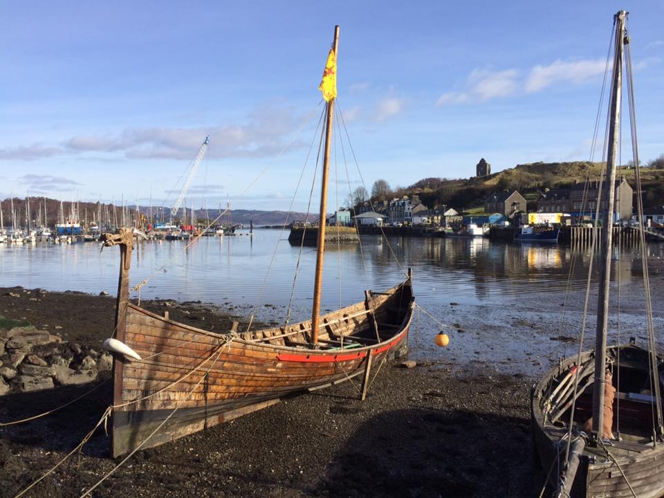 Écosse - Freydis, réplique d'un bateau viking, dans le port de Tarbert - Photo: The Isthmus - Café de Tarbert