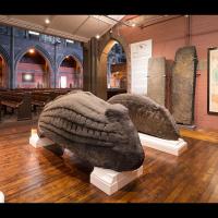 Deux des cinq hogbacks exposés dans l'Eglise de Govan, à Glasgow, en Écosse - Photo: Tom Manley