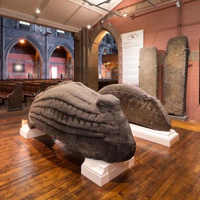 Ecosse - Les hogbacks, ou pierres tombales vikings, exposées dans l'Eglise de Govan - Photo: Tom Manley