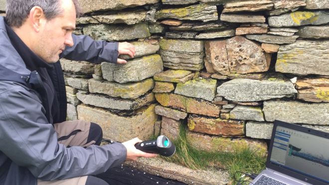 Les Orcades - Une inscription runique sur une pierre de l'évêché de Brough of Birsay est numérisée au laser 3D - Photo: BBC Scotland