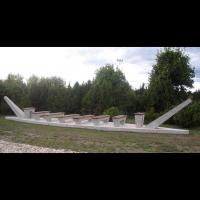 Estonie - Monument conçu par Mikk Mutso à l'emplacement exact et de la taille du plus grand des navires de Salme