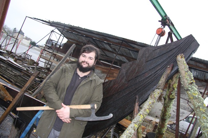 Damien Bouet et le navire viking en construction - Photo Ouest France