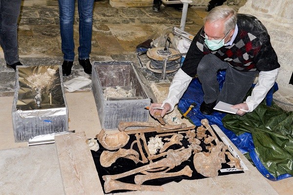 France - Le professeur Per Holck de l'Université d'Oslo examine les squelettes des présumés ducs de Normandie - Photo: Vegard Strømsodd