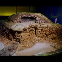 Reconstitution du tumulus de Cruguel pour une exposition au Port-Musée en 2013 - Photo: Henri Moreau