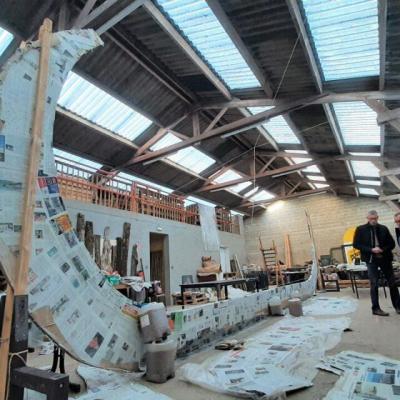 France - Un bateau viking en carton et en papier journal en cours de construction à Pontivy - Photo: Pontivy Journal