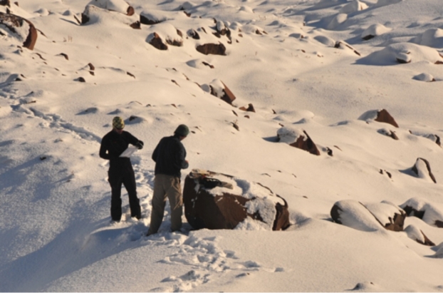 Danemark - Collecte d'échantillons de roche sur une moraine de l'île de Disko - Photo: Vincent Jomelli