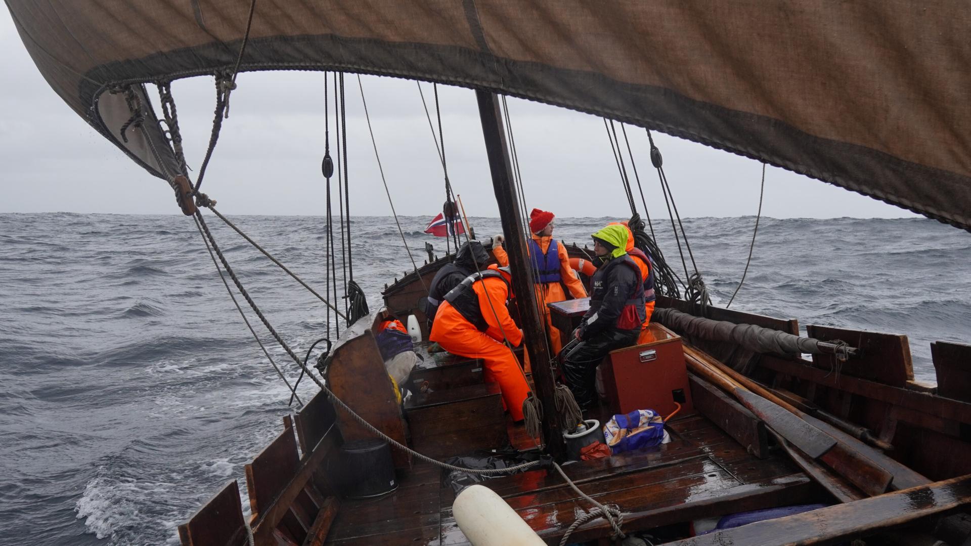 Groenland - Les chercheurs suédois à bord d'un fembøring norvégien pour expérimenter la route de l'ivoire de morse des Vikings en Extrême-Arctique - Photo: Greer Jarrett