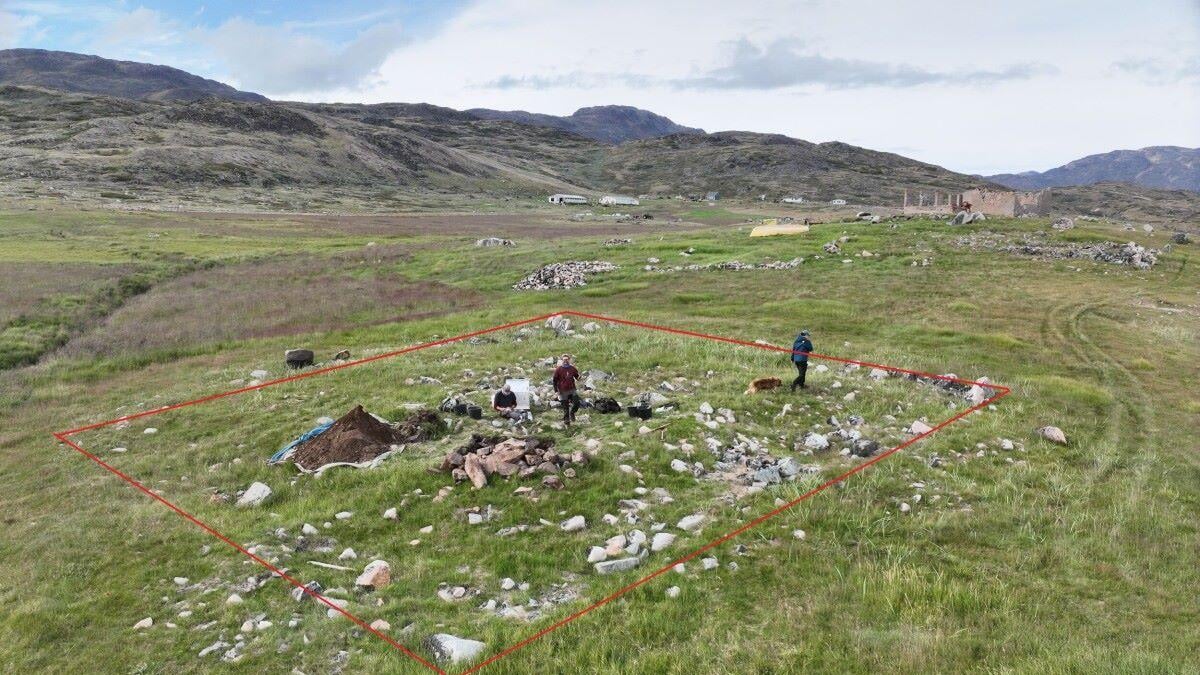 Groenland - La ligne rouge délimite le mur d'enceinte du cimetière nordique découvert près de - Photo: Michael Nielsen, Musée et Archives nationaux du Groenland
