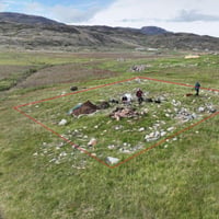 Groenland - La ligne rouge délimite le mur d'enceinte du cimetière nordique découvert près de - Photo: Michael Nielsen, Musée et Archives nationaux du Groenland